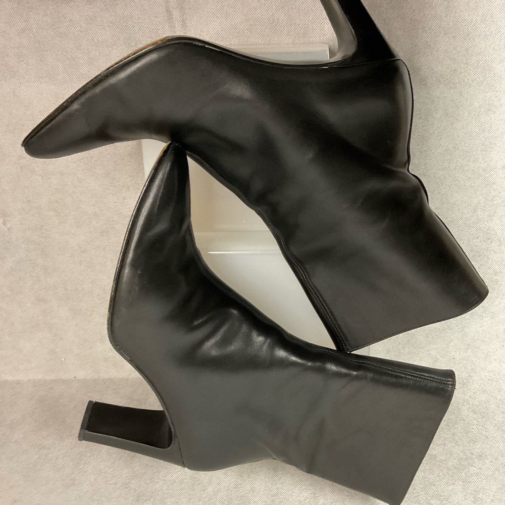 DONALD PLINER HEELED BOOTS- BLACK-SIZE 7